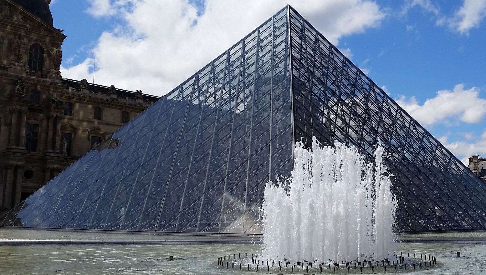 circuit_paris_Pyramide du louvre